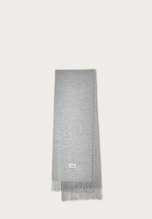 Écharpe en tricot grise avec des extrémités à franges, présentant une finition texturée et une petite étiquette de marque près du bord inférieur.