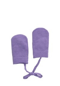 Et par lilla strikkede babyhandsker forbundet med en matchende snor til at sikre dem omkring håndleddet eller halsen.