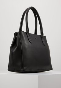 Borsa tote in pelle nera con texture liscia, manici doppi e forma strutturata. Presenta un piccolo logo sulla parte anteriore. Chiusura con zip.