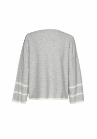 Pull gris surdimensionné avec des manches trois quarts, fabriqué dans un matériau doux, présentant des rayures horizontales blanches sur la partie inférieure et les manches.