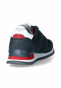 Sneakers Nautica con una tomaia blu navy con accenti grigi, linguetta del tallone bianca, dettagli rossi e suola texturizzata; design sportivo e ammortizzazione.