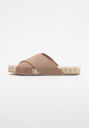 Casual slip-on sandaal met brede gekruiste beige stoffen bandjes en een licht geweven gestructureerde platte zool.