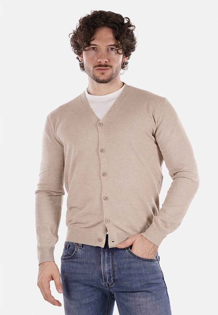 Cardigan beige lavorato a maglia con scollo a V, maniche lunghe e cinque bottoni sul davanti. Presenta polsini e orlo a costine, texture morbida.