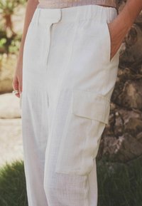 Next REGULAR FIT - Kapsáče - white