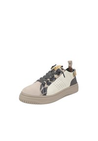 Sneaker met een mix van materialen, waaronder wit leer, grijssuède en een gemêleerd stof. Voorzien van ronde veters en een gestructureerde rubberen zool.