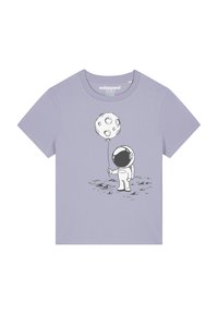 Lila Baumwoll-T-Shirt mit einem Astronauten-Design, der einen mondförmigen Ballon hält, mit einfachen schwarzen Konturen und einer glatten Textur.