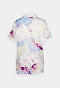 Camicia a maniche corte con un motivo simile a una nuvola multicolore in tonalità pastello di blu, rosa, giallo e viola su un tessuto liscio.