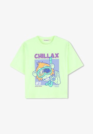 Jasnozielona koszulka z nadrukiem kreskówkowej małpki w sprzęcie do nurkowania z rurką, robiącej znak "ok" dłonią, a nad nią napis "CHILLAX".