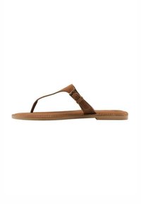 Sandale din suede maro cu o curea subțire și o talpă plată. Prezintă un accent metalic subtil pe lateral. Design minimalist cu textură netedă.