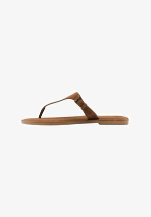 Sandale din suede maro cu o curea subțire și o talpă plată. Prezintă un accent metalic subtil pe lateral. Design minimalist cu textură netedă.