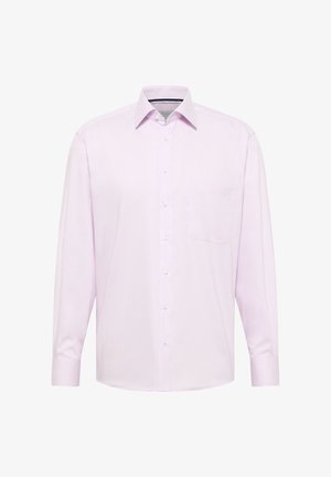 Chemise rose pâle à manches longues avec des rayures blanches verticales, col boutonné, poche poitrine unique et boutons blancs sur le devant.