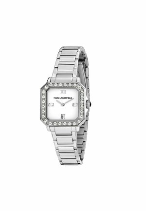 Silberner achteckiger Uhr mit einem weißen Zifferblatt, klaren Kristallakzenten um die Lünette und einem polierten Metallarmband mit rechteckigen Gliedern.