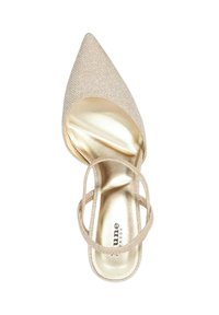 Chaussure à talons hauts dorée, à bout pointu, avec une tige texturée et scintillante. Présente de fines lanières croisées et une semelle intérieure rembourrée métallique.