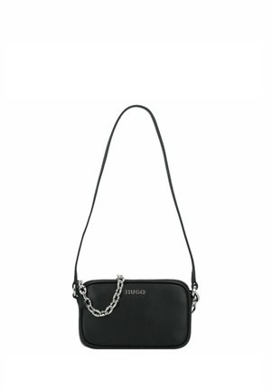 Schwarze Leder-Crossbody-Tasche mit glatter Textur, rechteckiger Form, silberner Kettenakzent und Logodetail auf der Vorderseite. Mit Reißverschlussverschluss.