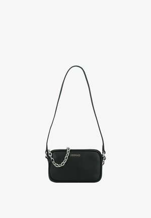 Borsa a tracolla in pelle nera con una texture liscia, forma rettangolare, dettaglio in catena argentata e logo sulla parte frontale. Chiusura con zip.