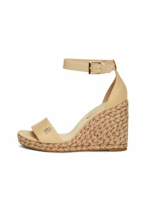 Sandalias de cuña de cuero beige con tacón de yute trenzado, que cuentan con una tira suave sobre los dedos y una correa de tobillo segura con una hebilla de metal.