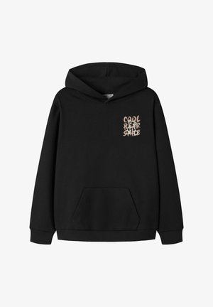 Hanorac negru cu glugă, cu text bej în stil graffiti pe piept cu inscripția „Cool Bear Squad” și buzunar frontal tip cangur.