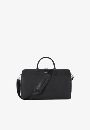 Zwarte leren reistas met dubbele handgrepen, afneembare schouderriem en een minimalistisch ontwerp. Gladde textuur, geen zichtbare patronen of hardware-details.