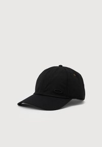 Must musta baseball, mille ees on kumer äär ja väike ovaalne logo tikitud ees, asetatud lihtsa valge tausta peale.