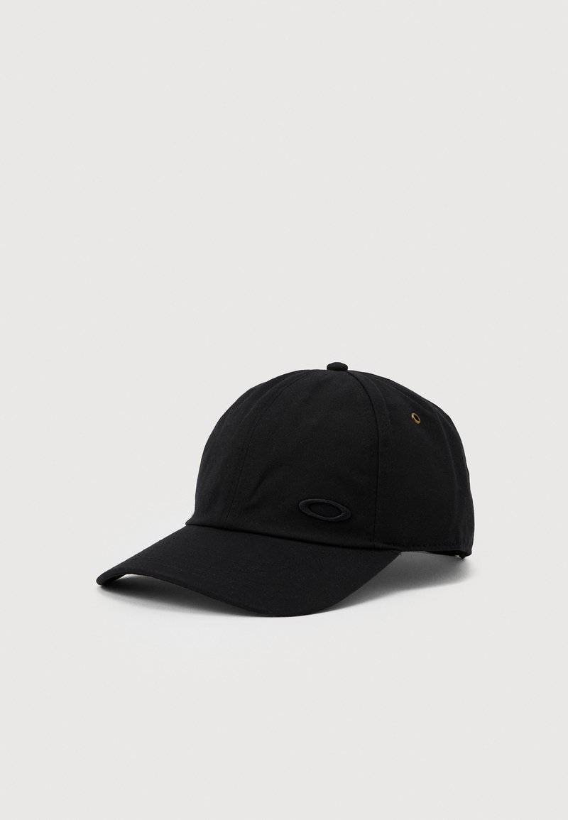 Must musta baseball, mille ees on kumer äär ja väike ovaalne logo tikitud ees, asetatud lihtsa valge tausta peale.