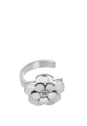 Silberner offener Ring mit einem sechspetaligen Blütendesign und einem kleinen zentralen Edelstein vor weißem Hintergrund.