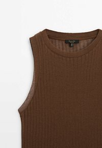 Brązowy bezrękawnik z dzianiny prążkowanej o okrąg�łym dekolcie i wąskich ramiączkach, wyeksponowany na białym tle.