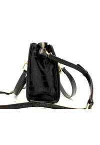 Bolso de mano de imitación de piel con estampado de cocodrilo negro, con una cremallera dorada, correa desmontable y superficie texturizada. Presenta una forma estructurada.