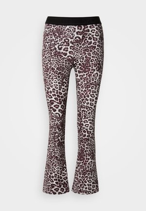 Pantalon évasé imprimé léopard en tissu doux, doté d'une ceinture élastique noire. Le motif comprend des taches marron foncé et clair sur un fond beige.