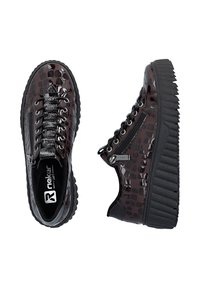Paire de chaussures à plateforme marron foncé brillantes avec semelles épaisses noires rainurées, fermeture éclair latérale et laçage à l'avant.