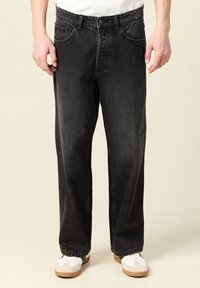 Svarta denimjeans med en avslappnad passform, som har en knappstängning, femfickdesign och en subtil slitage-textur på tyget.