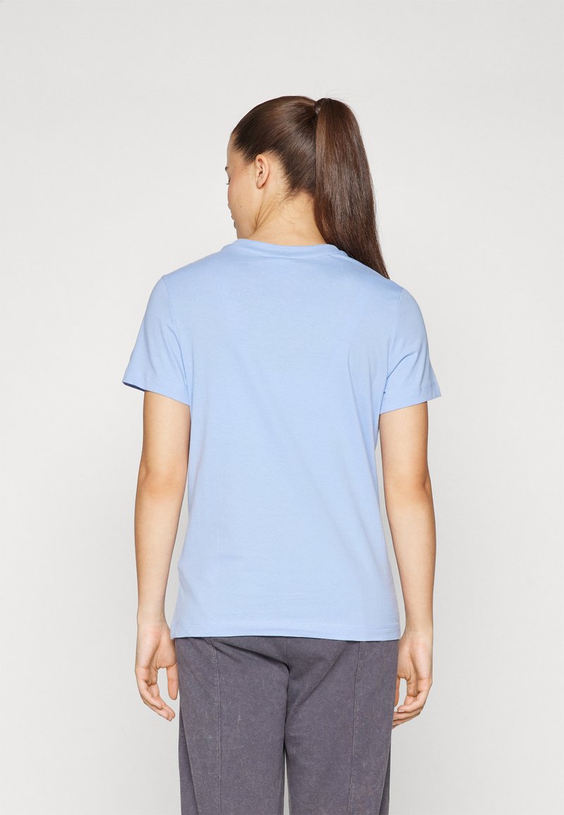 T-shirt azzurro chiaro con maniche corte e scollatura rotonda, realizzato in tessuto morbido. Texture liscia, vestibilità comoda e design semplice senza motivi.