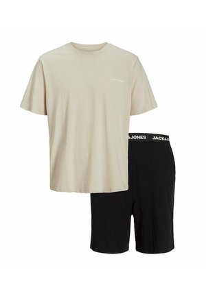 T-shirt en coton beige à manches courtes et col rond, associé à un short noir avec une ceinture logo. Design simple, couleurs polyvalentes.