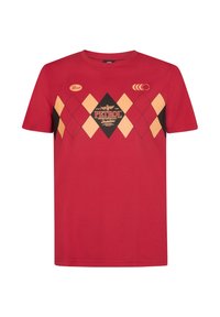 T-shirt rouge à manches courtes présentant un motif en losanges noir et beige, logo "PETROL" au centre, et col rond. Tissu en coton doux.