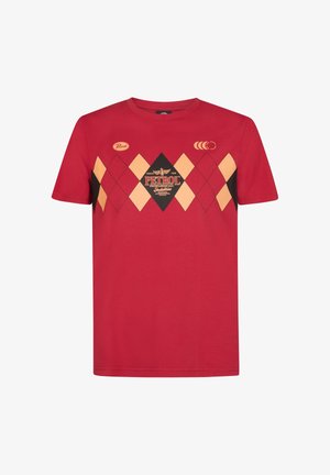 Camiseta de manga corta roja con un patrón de diamantes en negro y beige, logo "PETROL" en el centro y cuello redondo. Tejido de algodón suave.