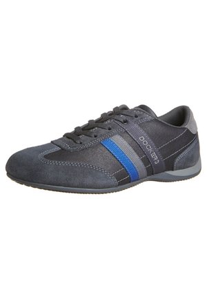 Ciemnoszary casualowy sneaker z niebieskimi i szarymi bocznymi paskami, sznurowanym przodem oraz oznaczeniem marki "Dockers" z boku.