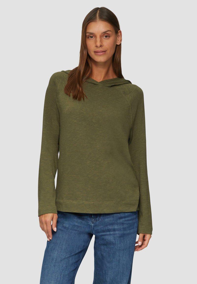Olijfgroene lange mouwen hoodie met een relaxte pasvorm en een lage halslijn; beschikt over een kangoeroezak en geribbelde manchetten. Gepaarde met blauwe jeans.