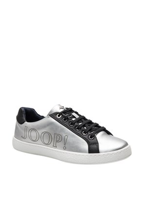 Niedriger silberner Sneaker mit schwarzen Schnürsenkeln und Besatz, weißer Sohle und "JOOP!" perforiertem Logo an der Seite.