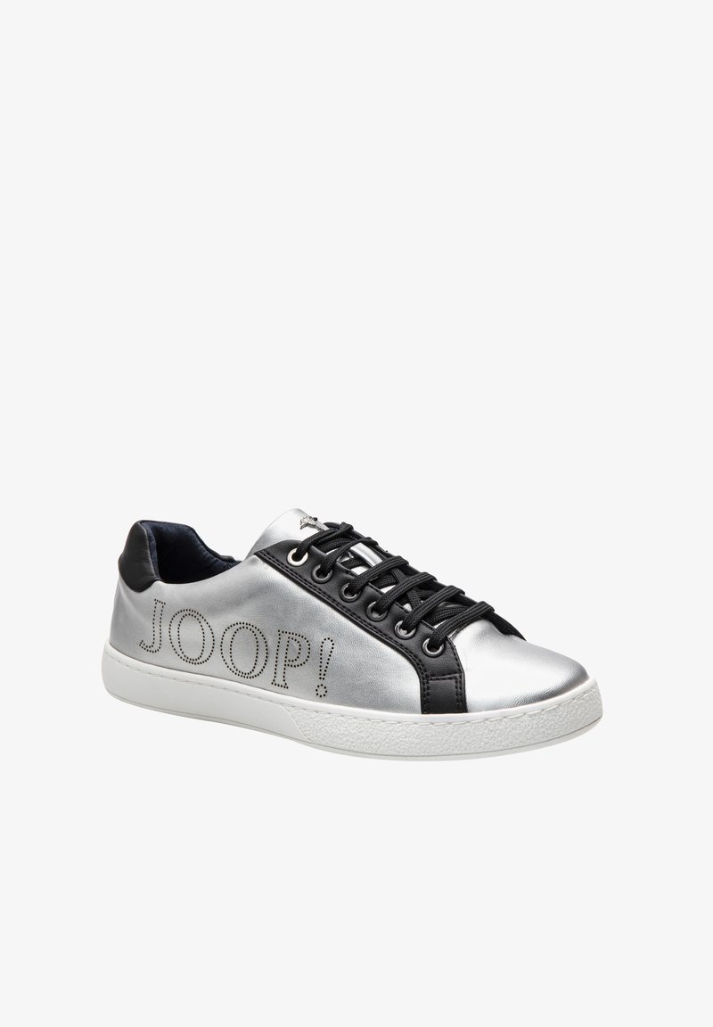Baskets basses argentées avec lacets et finitions noires, semelle blanche et logo perforé "JOOP!" sur le côté.