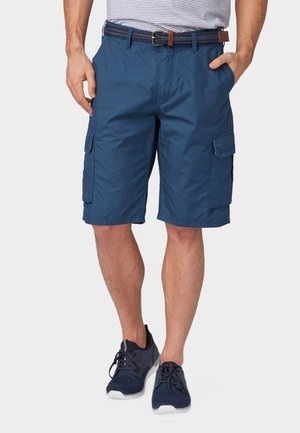 Granatowe szorty cargo wykonane z lekkiego materiału, z bocznymi kieszeniami, płaskim przodem oraz brązowym plecionym paskiem jako dodatkowym akcentem.