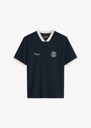 Ρουα κοντομάνικο πουκάμισο με λευκή ριμπ υφαντή V-λαιμόκοψη και μανσέτες, κάθετες ρίγες, κείμενο "It's on us." και κυκλικό λογότυπο "M O P" στο στήθος.