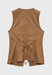 Bruin suède vest met een strikdetail aan de achterkant, een mouwloos ontwerp en een uitlopende zoom met een gladde textuur en nette stiksels.