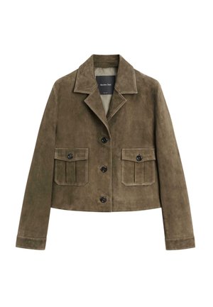 Hnědá semišová krátká bunda se širokým límcem, dlouhými rukávy, předními knoflíky a dvěma kapsami se zapínáním na knoflíky.