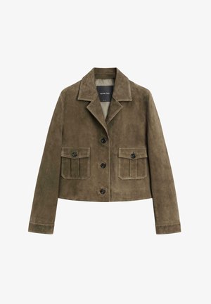 Giacca corta in camoscio marrone con colletto ampio, maniche lunghe, bottoni frontali e due tasche con patta e bottone.