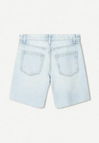 Svetlo modri jeans kratke hlače z neobdelanim robom, z dvema zadnjima žepoma in ravnim krojem. Tkanina ima nežno zbledečo obdelavo z rahlo teksturo.