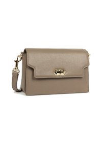 Taubefarbenes Leder-Crossbody-Bag mit goldfarbener Schnallenverriegelung und abnehmbarem, verstellbarem Tragegurt auf weißem Hintergrund.