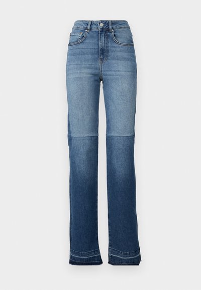 Farkut korkealla vyötäröllä, joissa on vaaleansinisestä tummansiniseen vaihteleva värigradientti, suoralinjainen malli ja revityt lahkeet.