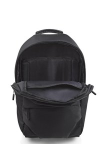 Mochila negra con un compartimento principal con cremallera, interior acolchado, múltiples bolsillos y un asa superior para facilitar el transporte. Tejido texturizado.