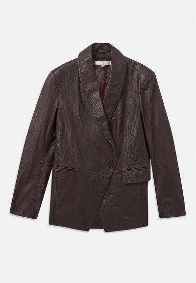 Blazer din piele burgundy cu un finisaj texturat, guler lat tip șal, închidere cu un singur nasture și două buzunare frontale. Design minimalist.