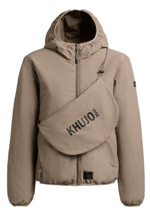 Bež pulover z zadrgo in kapuco ter ujemajočo se torbico čez telo z napisom "KHUJO 2001", s elastiki na manšetah in minimalističnim dizajnom.