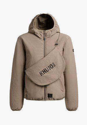 Beige capuchonvest met ritssluiting en bijpassend crossbody tasje met het label "KHUJO 2001," voorzien van elastische manchetten en een minimalistisch ontwerp.